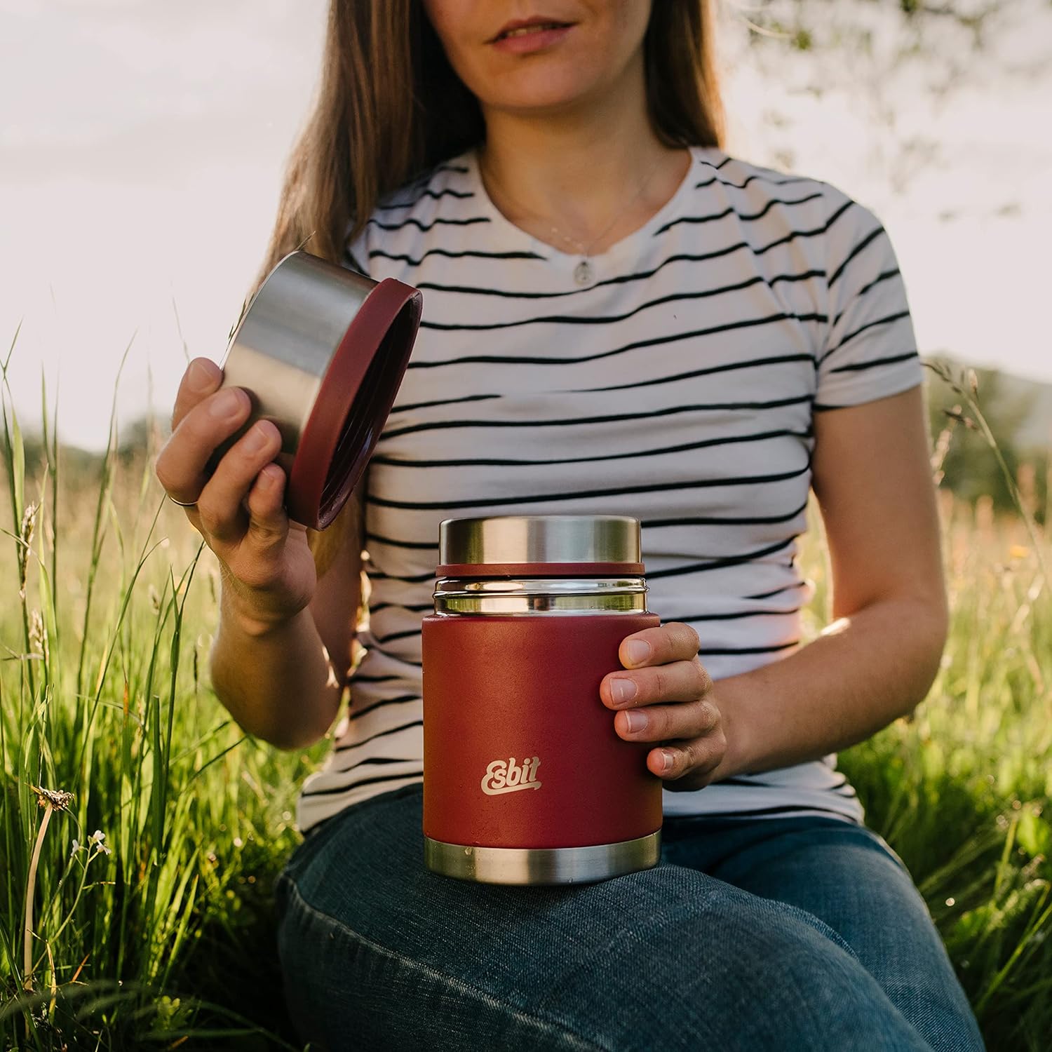 Esbit SCULPTOR Thermobehälter Rot bei pause im Park