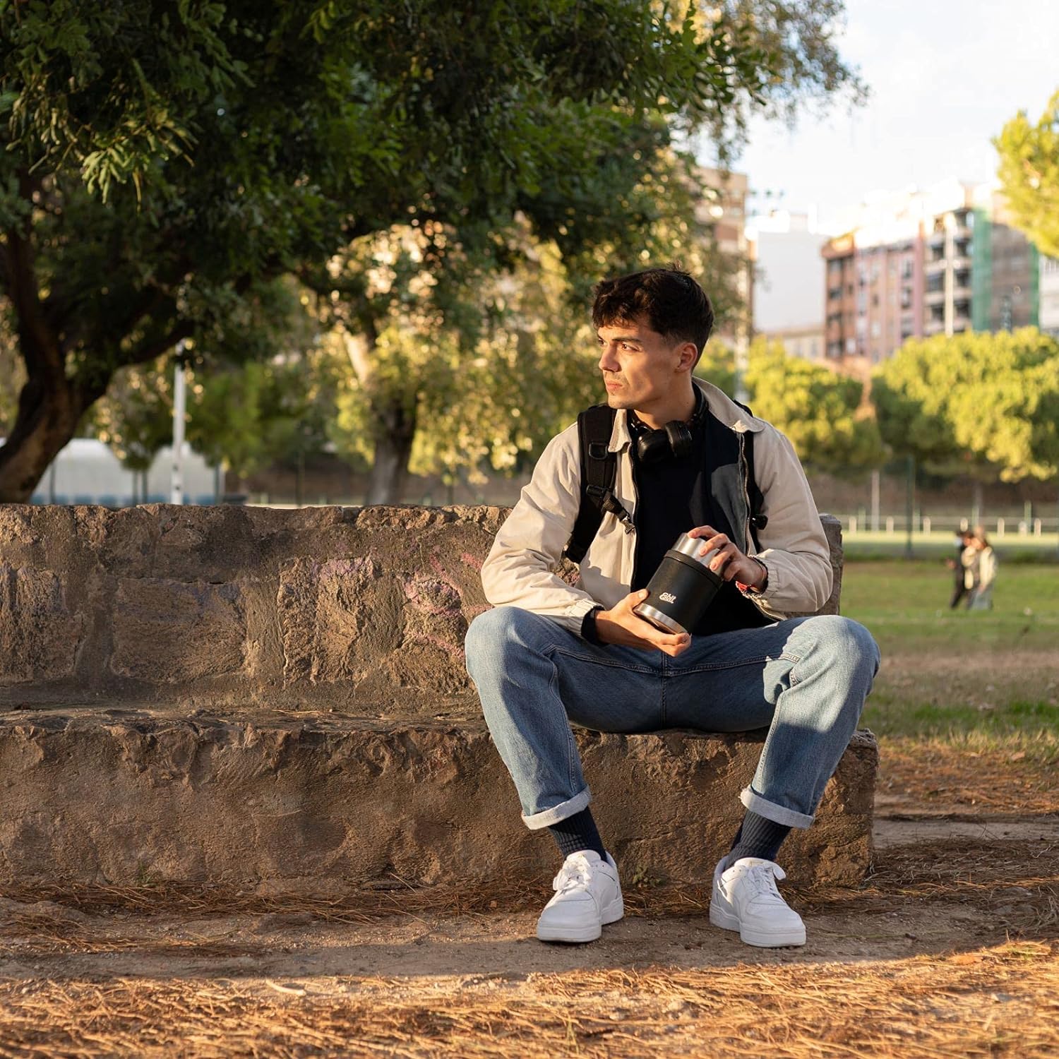 Esbit SCULPTOR Thermobehälter Schwarz bei Pause im Park