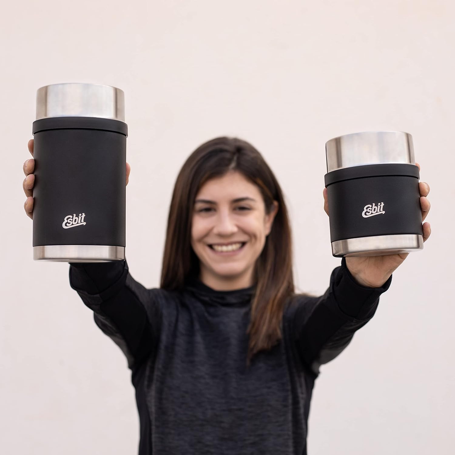 Esbit SCULPTOR Thermobehälter Schwarz in Hand von Frau