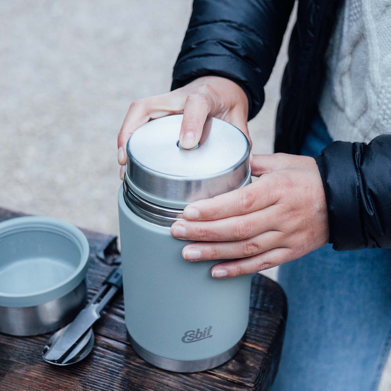 Der Druckablassknopf vom SCULPTOR Thermobehälter wird gedrückt, damit der Behälter sich leicht öffnen lässt.