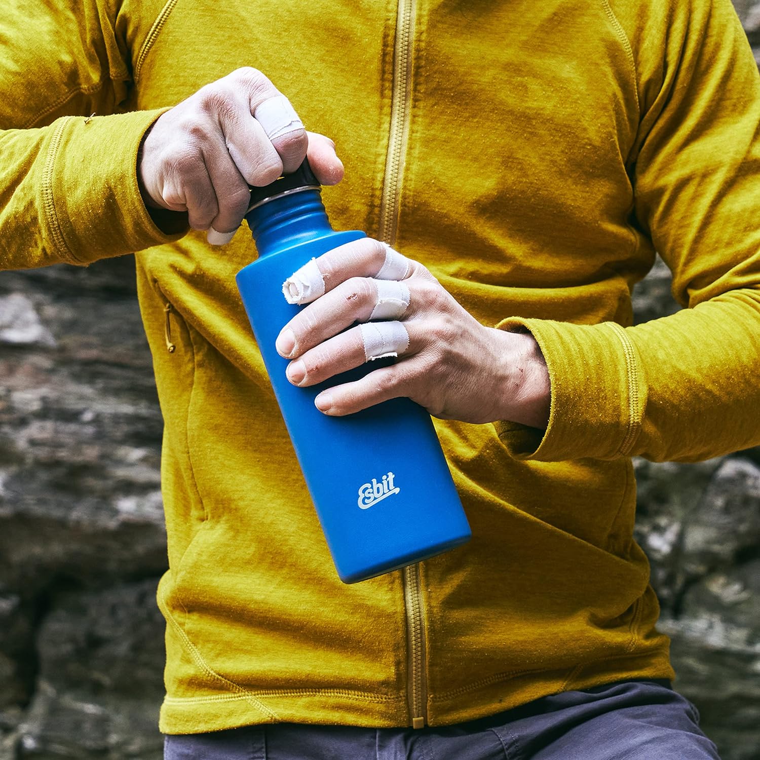 Esbit SCULPTOR Edelstahl Trinkflasche Blau beim Wandern