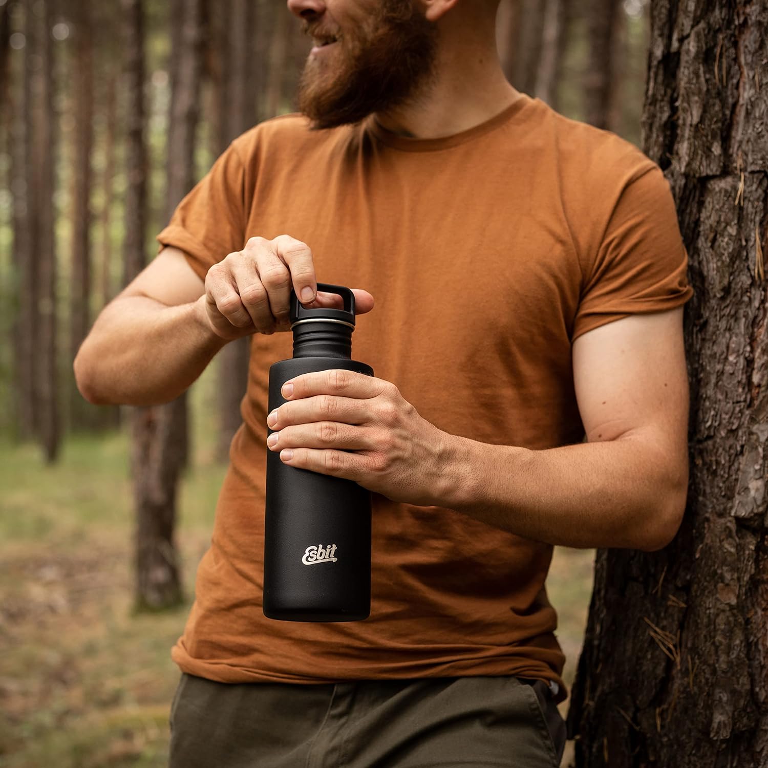 Esbit SCULPTOR Edelstahl Trinkflasche Schwarz in Benutzung im Wald