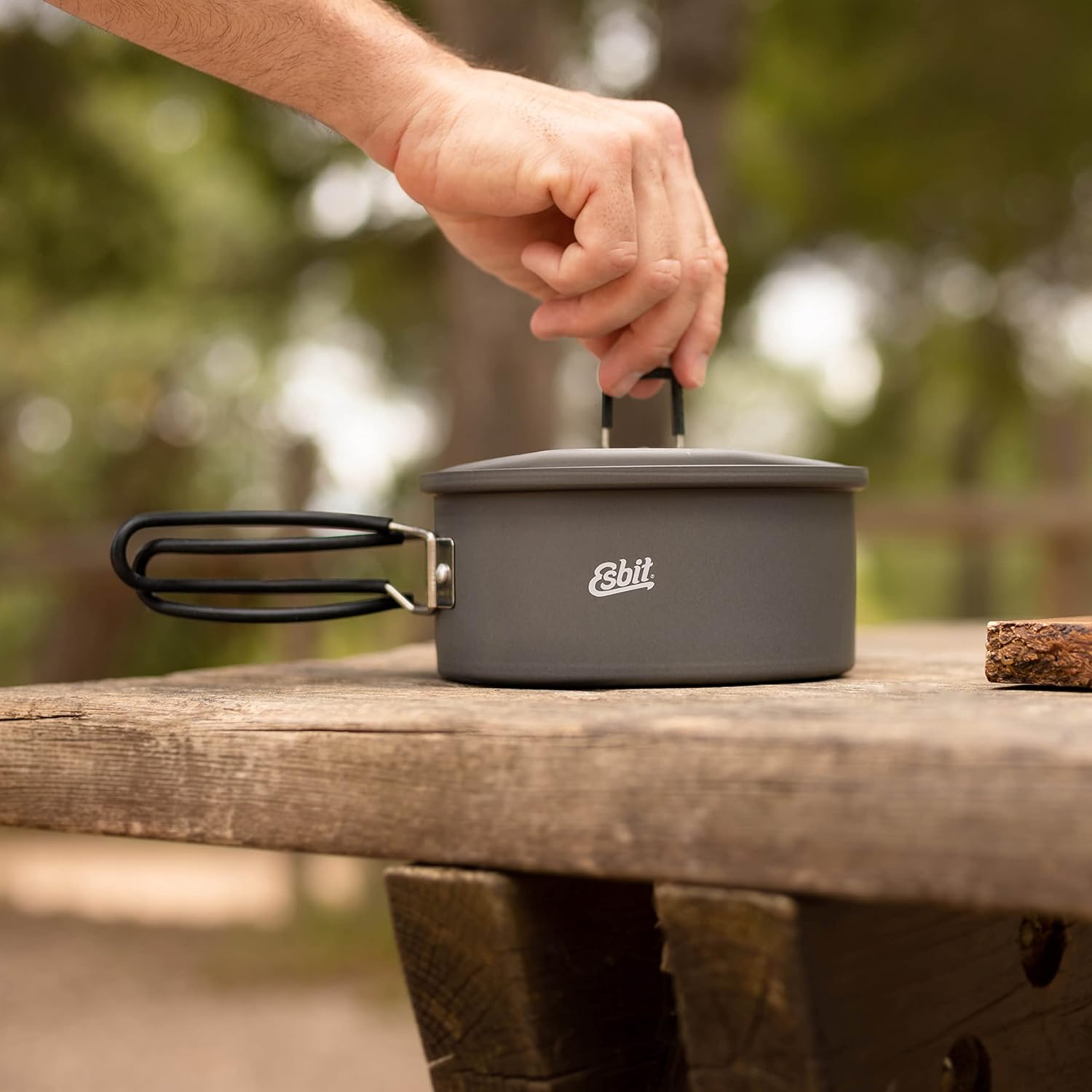 Esbit Camping Topf aus Aluminium 1100 ml auf Tisch