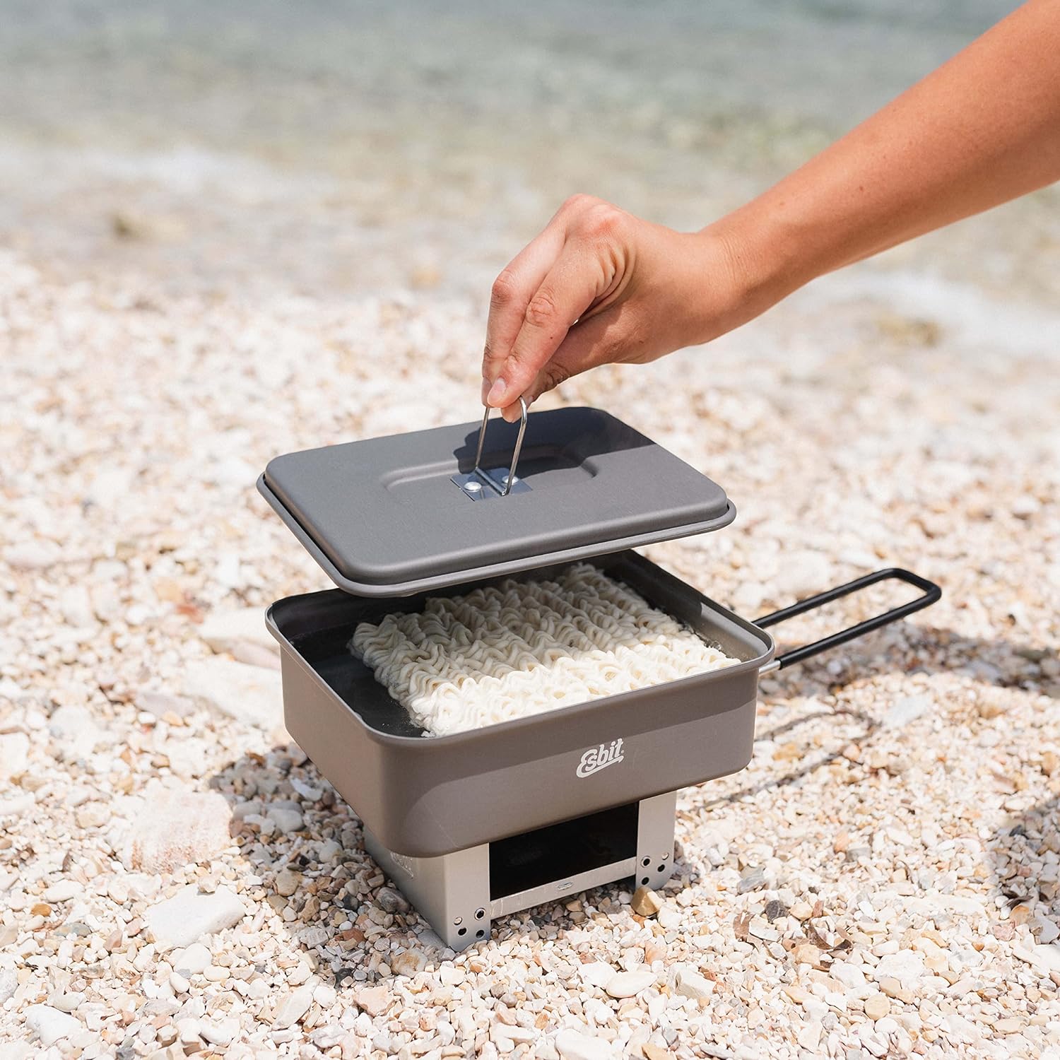 Esbit Camping Kochtopf aus Aluminium 1200 ml mit Deckel in Hand