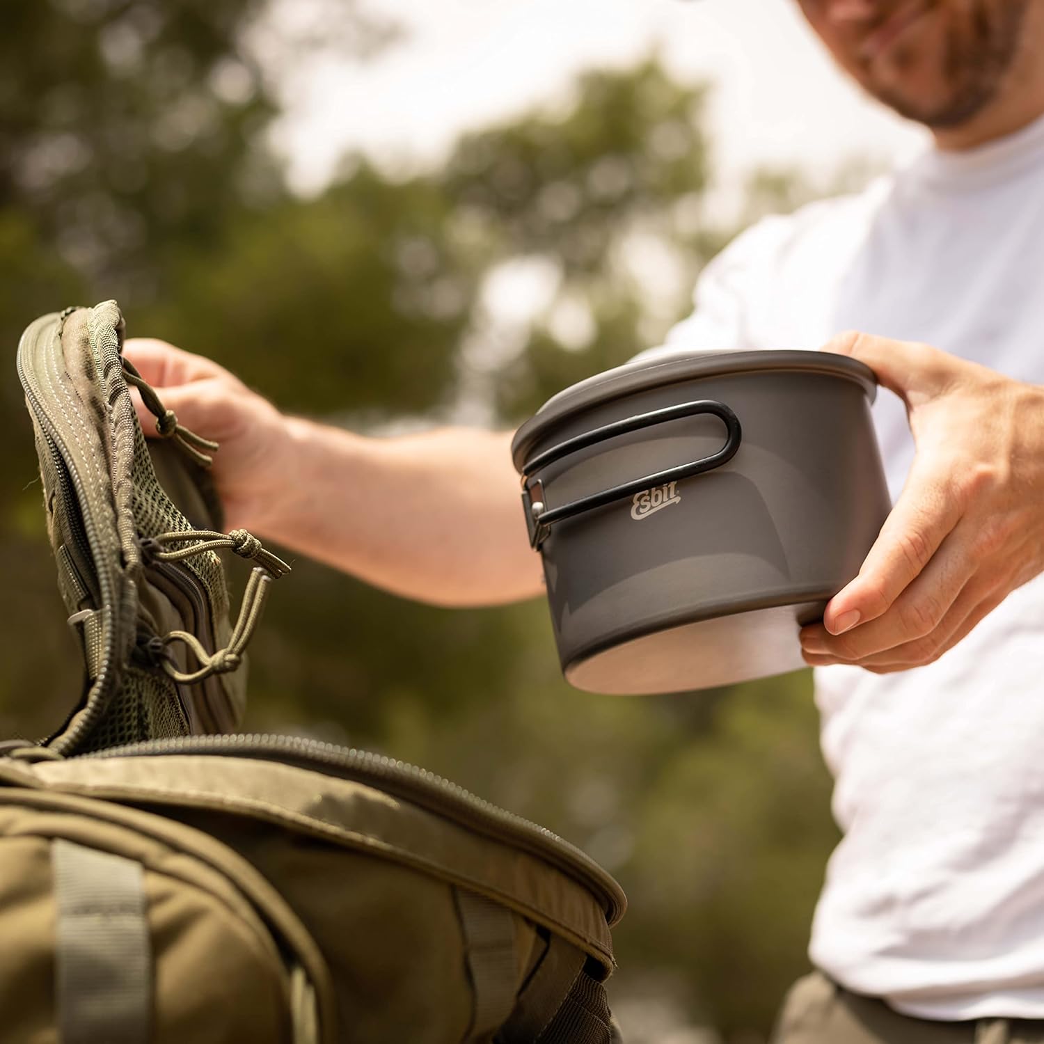 Esbit Camping Topf aus Aluminium 1600 ml in Hand aus Rucksack