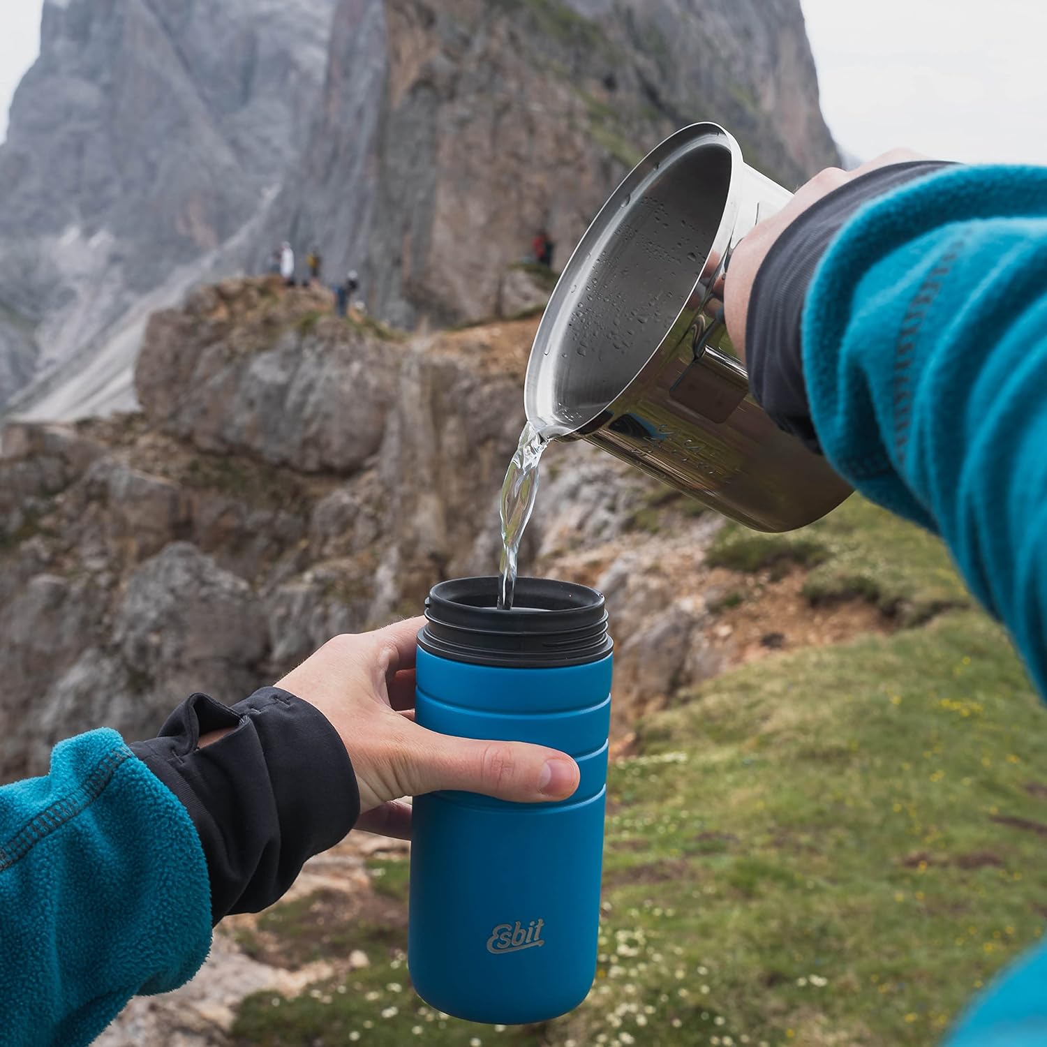 Esbit Camping Topfset aus Edelstahl 1000 ml gießt Wasser von Camping Topfset in Flasche