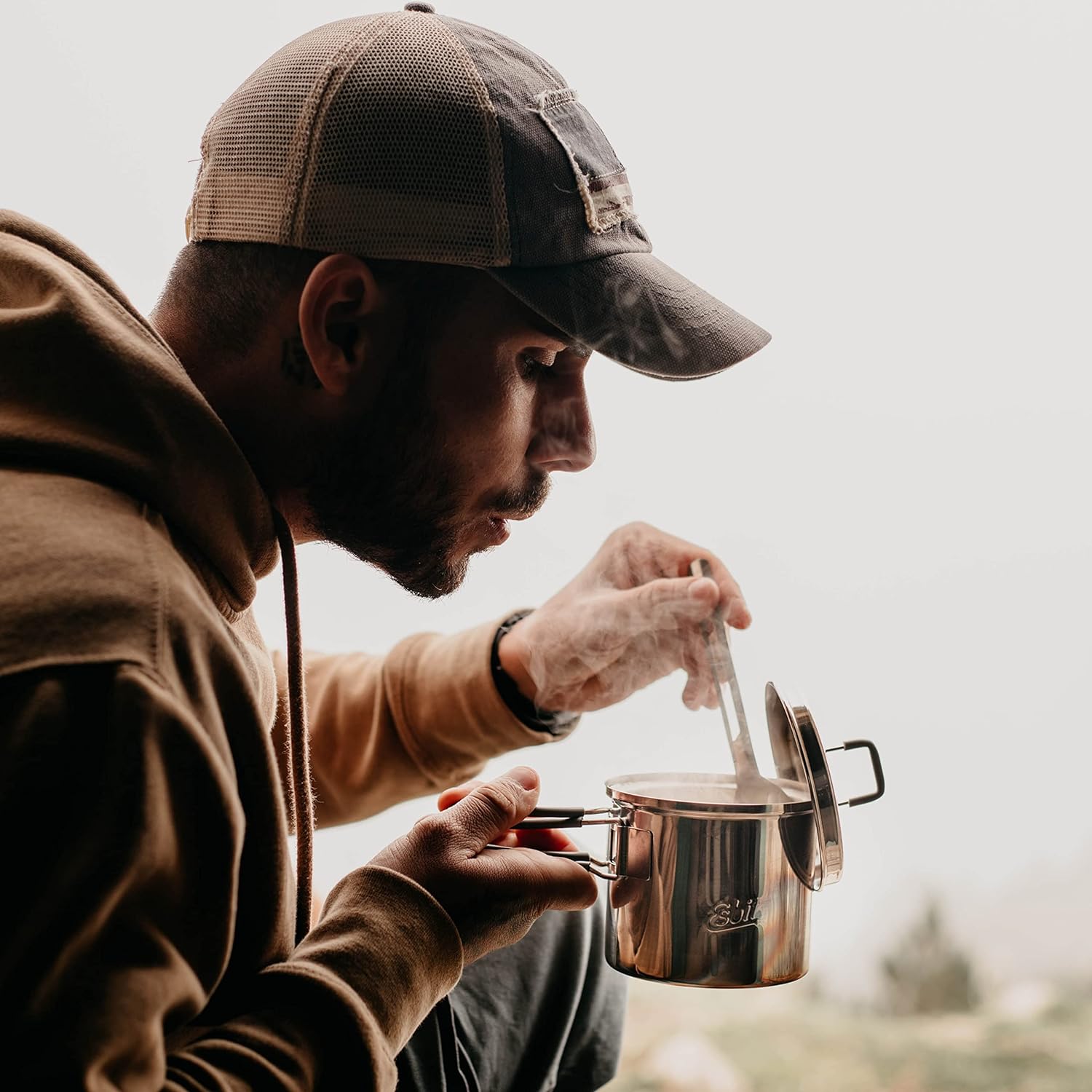 Esbit Camping Topf aus Edelstahl 625 ml Mann isst aus Topf