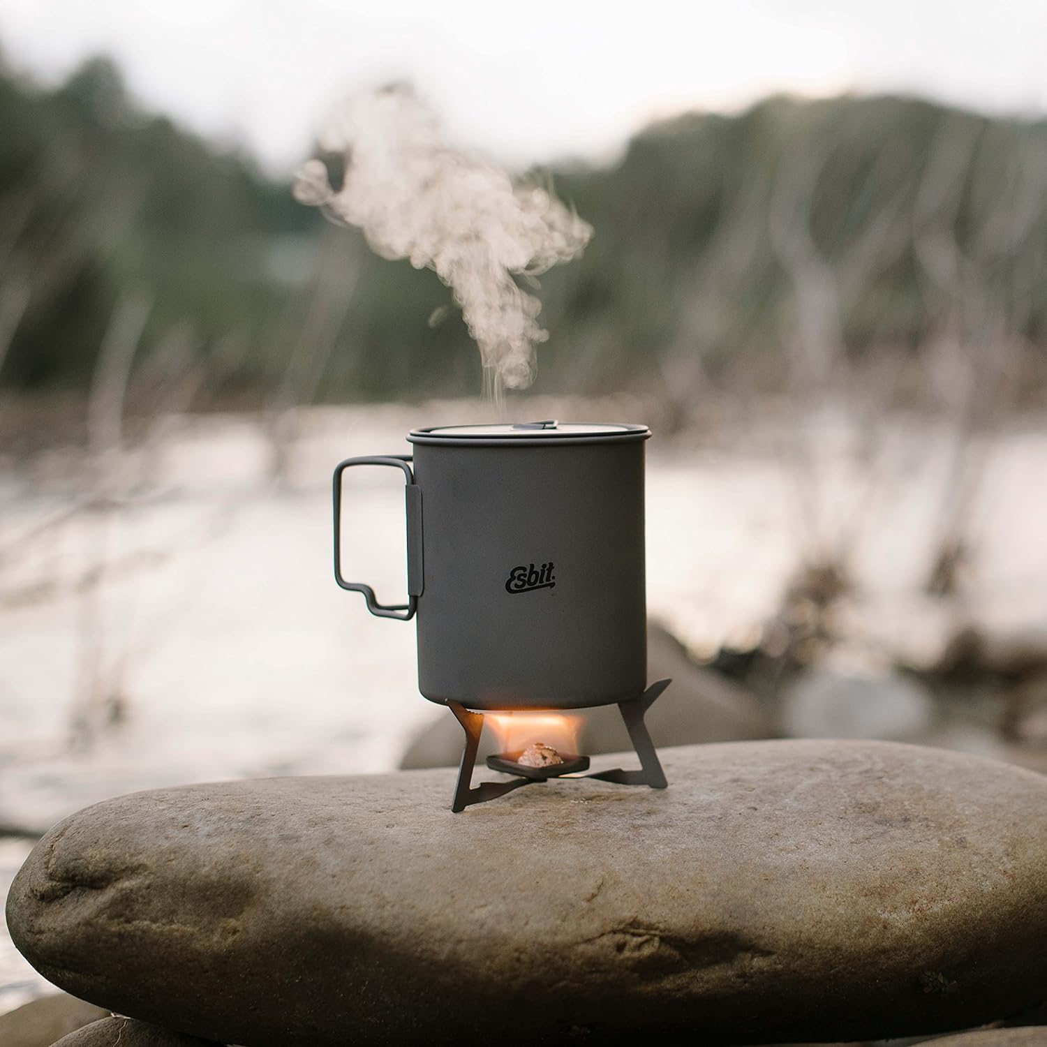 Esbit Titan Topf 750 ml beim Kochen am Fluss