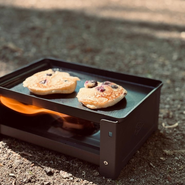 Esbit Trockenbrennstoff Plancha mit Blaubeer Pancakes und Flamme