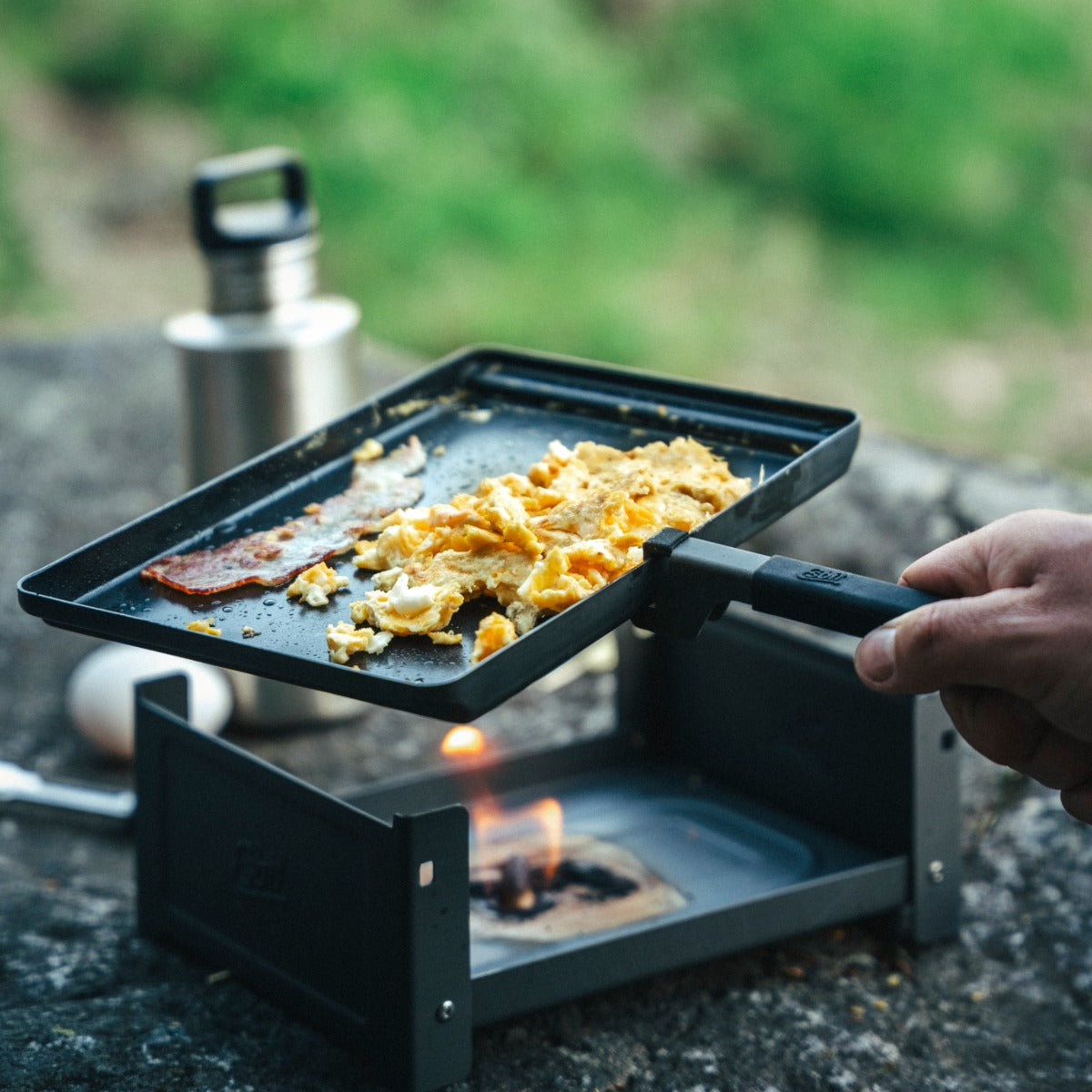 Esbit Trockenbrennstoff Plancha mit Spiegelei und Bacon