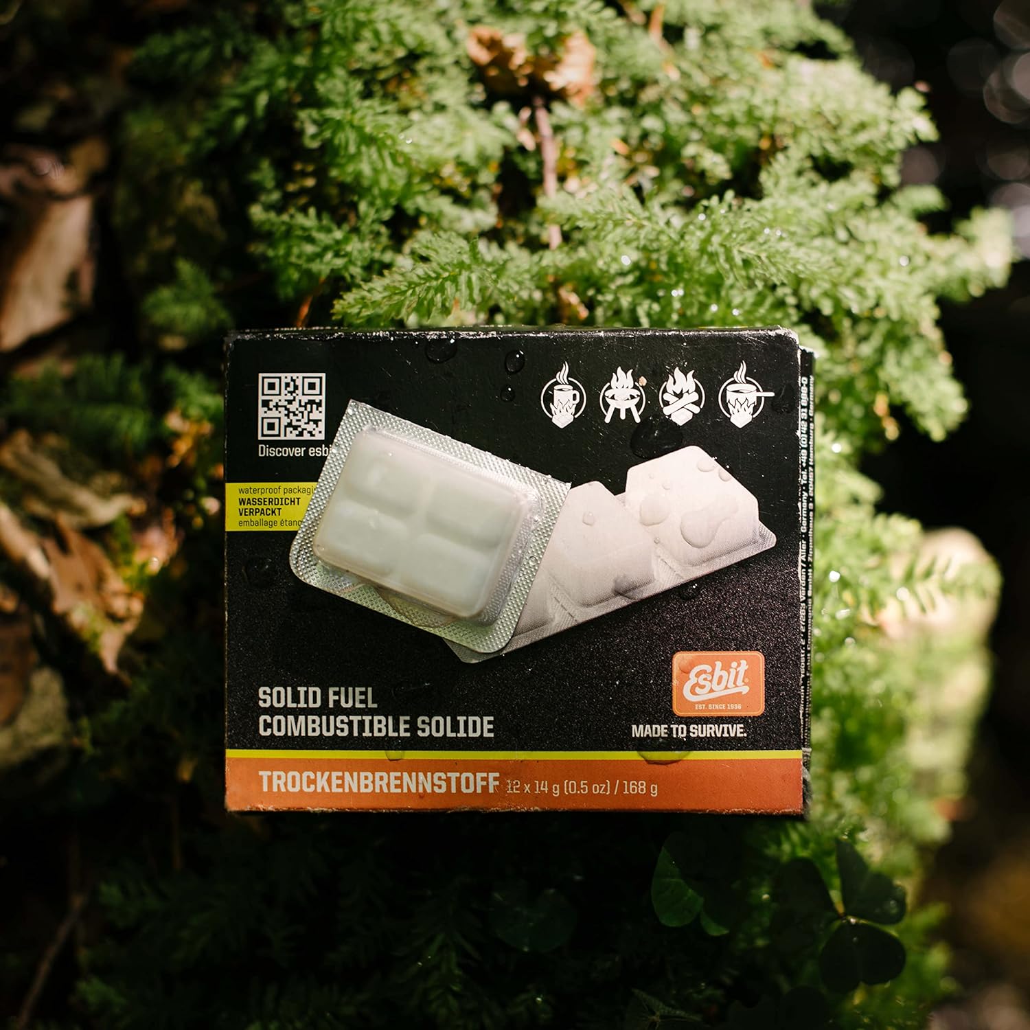 Esbit Trockenbrennstoff Tabletten verpackt auf Baumstamm