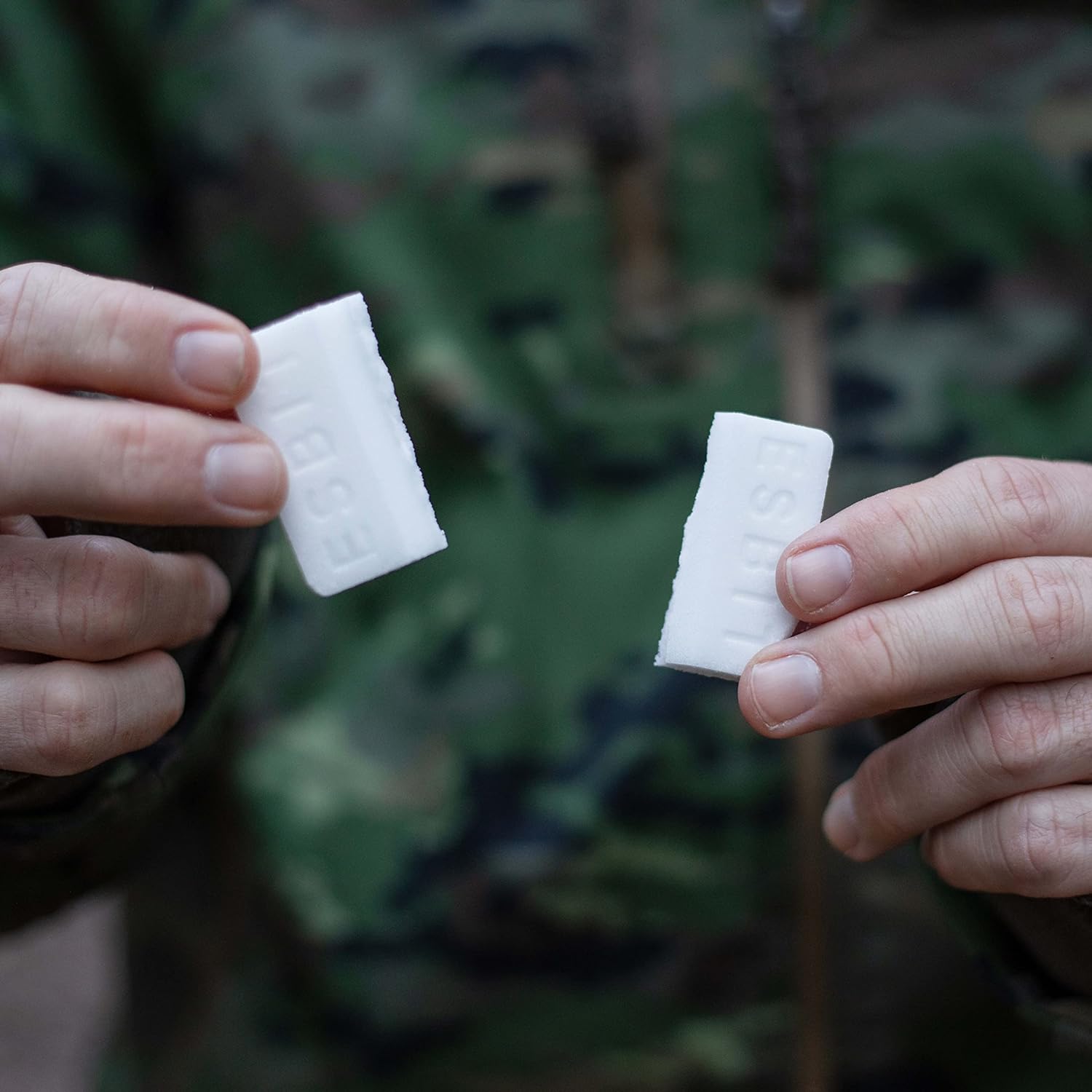 Esbit Trockenbrennstoff Tabletten zerbrochen in Hand