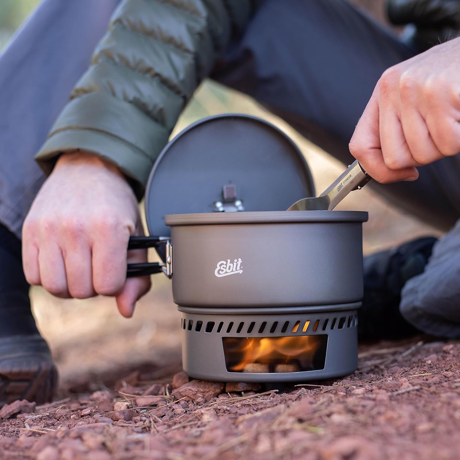 Esbit Camping Kochset Aluminium 1000 ml beim Kochen in der Natur