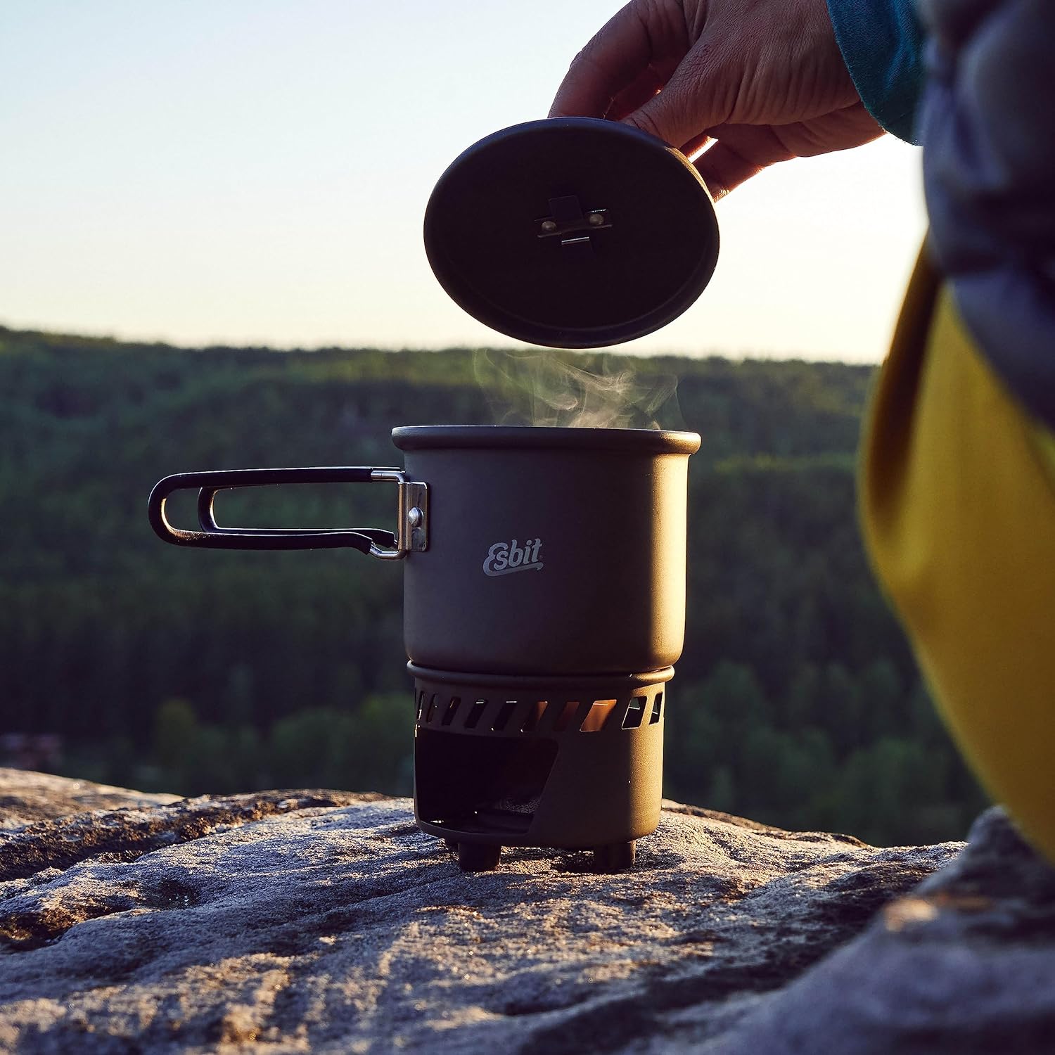 Esbit Camping Kochset Aluminium 585 ml beim Kochen in den Bergen