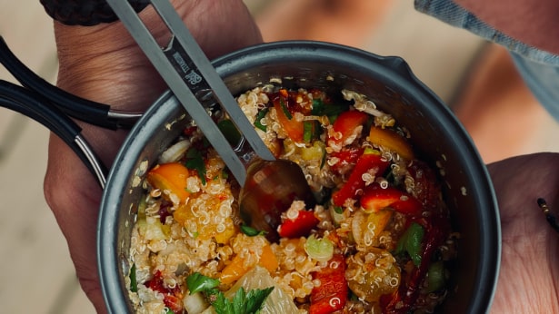 Quinoa Bowl mit verschiedenen Gemüse in Esbit Kochtopf 