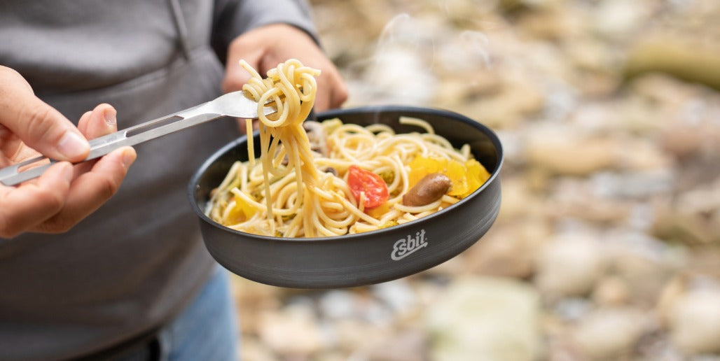 Spaghetti mit Gemüse: Veganes Outdoor-Rezept aus dem Spirituskochset