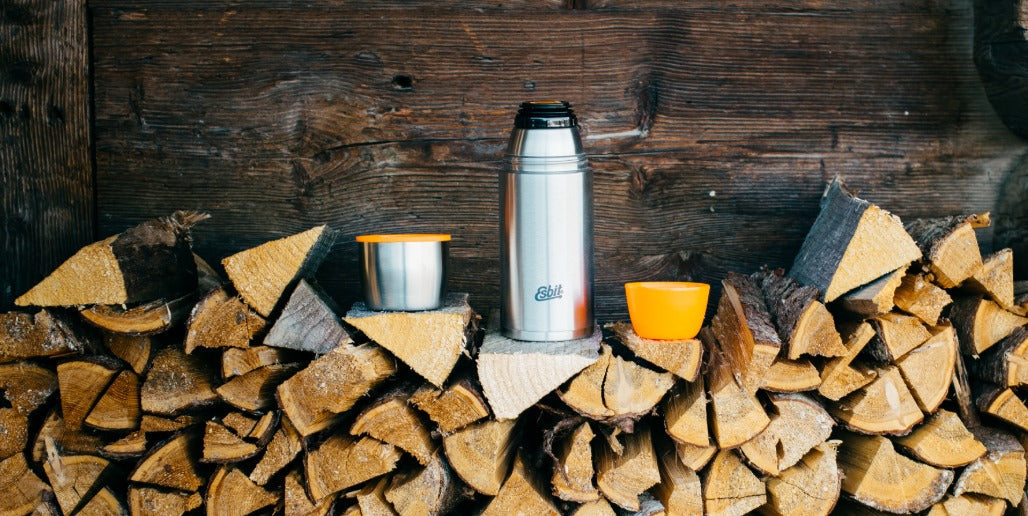 Isolierflasche im Wintereinsatz: Heißgetränke mit Trockenbrennstoff zubereiten