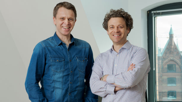 Esbit Compagnie Geschäftsführer Robert Paap und Philip Paap stehen nebeneinander in ihren Büroräumen in Hamburg