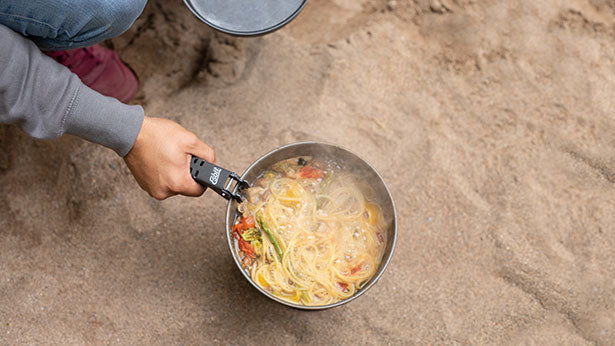 Esbit Spirituskocher mit Wärmetauscher aus hartanodisiertem Aluminium 2350 ml beim Kochen von One-Pot-Pasta