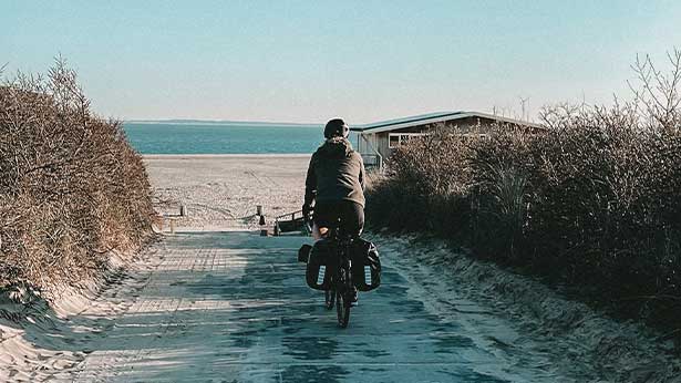 Esbit Frau auf dem Fahrrad am Strand