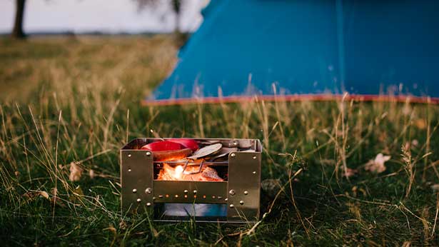 Esbit Mehrweg-Holzkohlegrill aus Edelstahl beim Campen