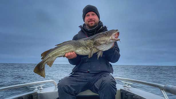 Esbit Multiplikator Stefan von go_outside_official mit Dorsch beim Hochseeangeln