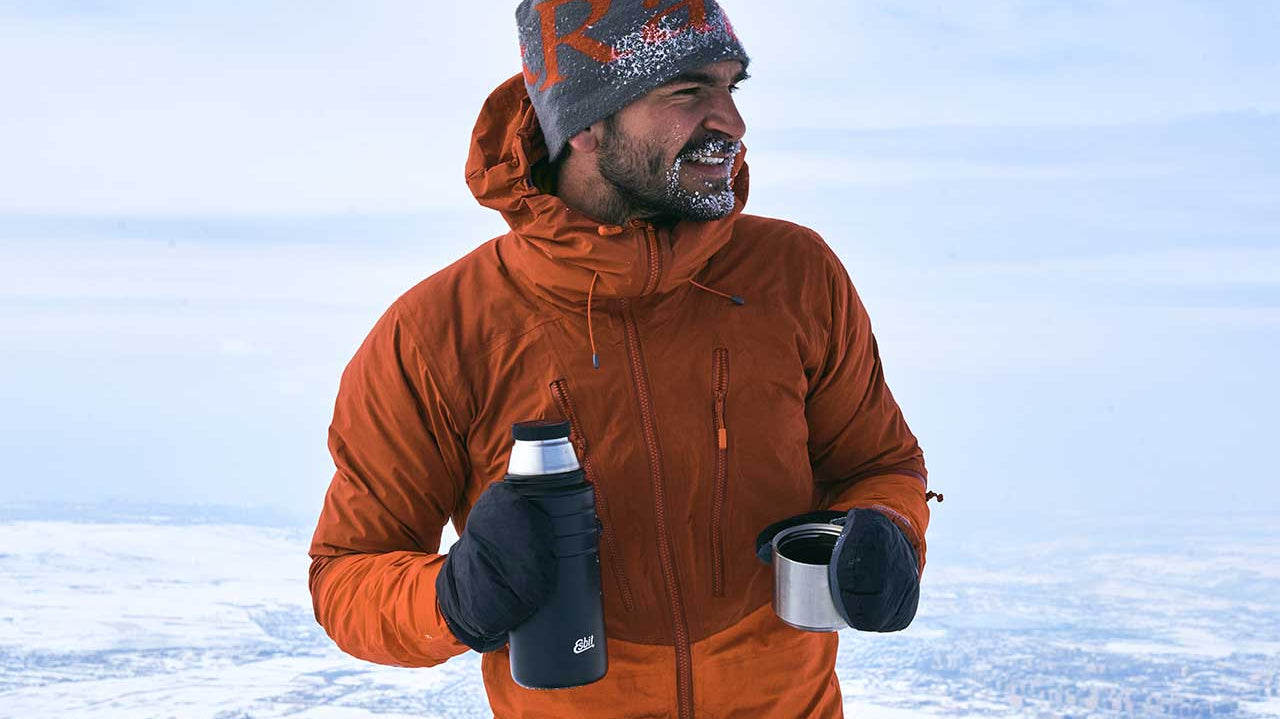 Esbit MAJORIS Isolierflasche in Schwarz 750 ml im Schnee am Gipfel