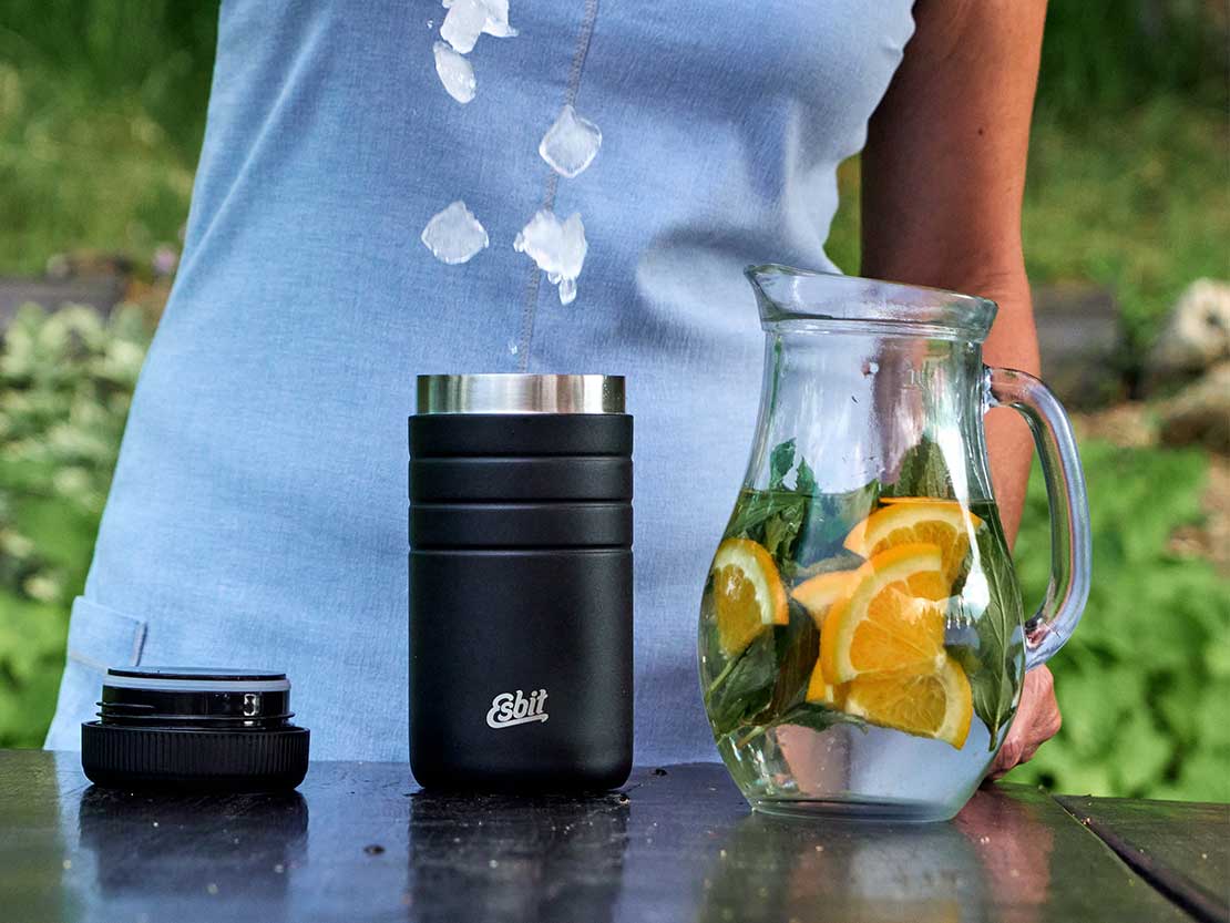 Esbit isolierte Trinkflasche in grün, 750 ml mit Eistee beim Picknick