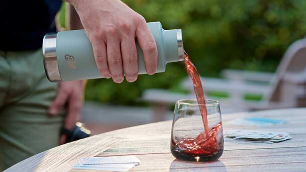 Esbit isolierte Trinkflasche in grün, 750 ml mit Eistee beim Picknick