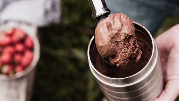 Frau schöpft eine Kugel Eis aus dem MAJORIS Thermobehälter in Edelstahl