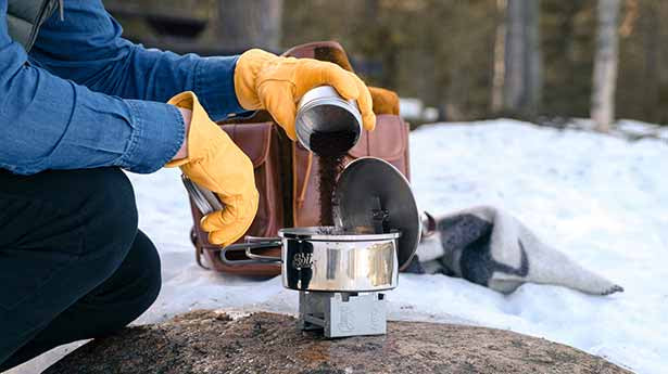 Esbit Topf aus Edelstahl, 1100ml mit kleinem Taschenkocher beim Kochen im Winter