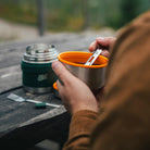Person isst aus Esbit Food Jug in der Natur
