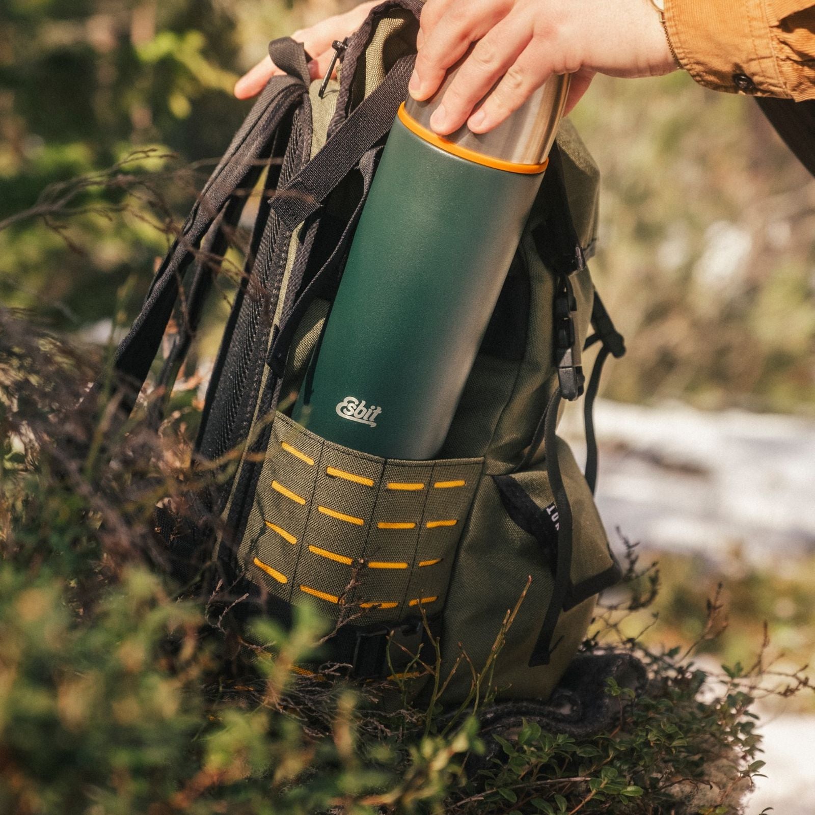 Esbit Isolierflasche wird aus Rucksack genommen