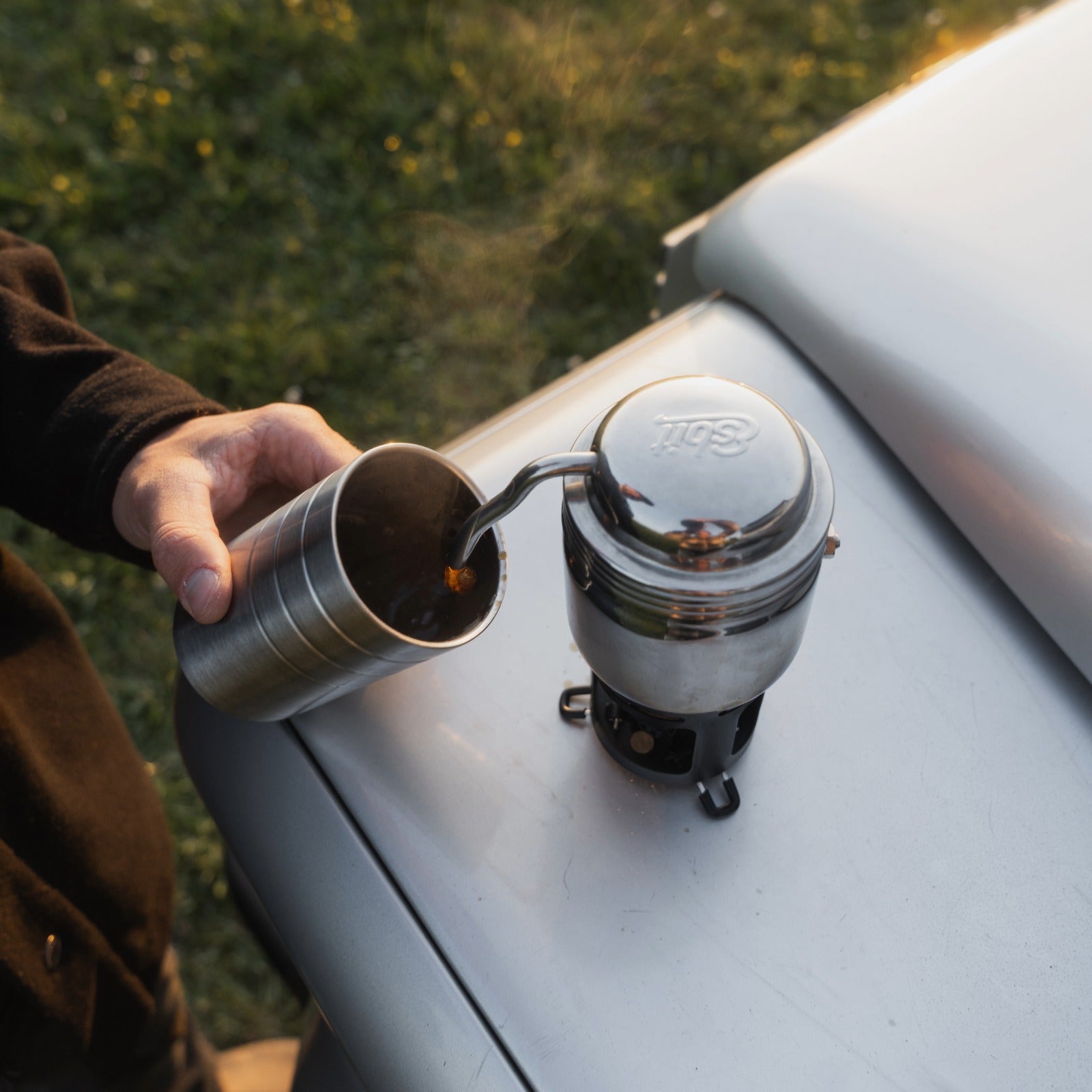 Person kocht Kaffee mit dem Esbit Kaffeekocher 
