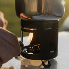 Esbit Kaffeekocher mit sichtbarer Flamme im Freien.