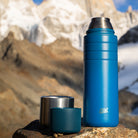 Esbit MAJORIS Isolierflasche Blau 1000 ml auf Felsen