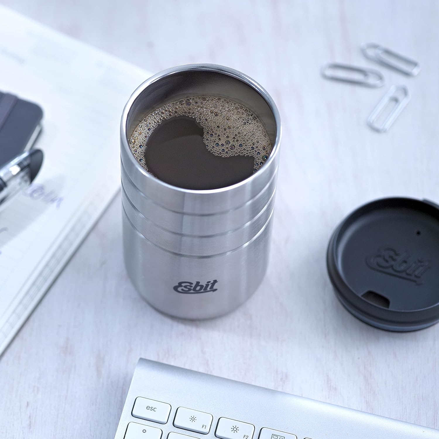 Esbit MAJORIS Thermo Kaffeebecher mit Trinköffnung Edelstahl 280 ml geöffnet auf Schreibtisch