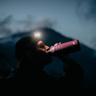 Esbit MAJORIS Edelstahl Trinkflasche Lila 1000 ml beim Wandern im Dunkeln