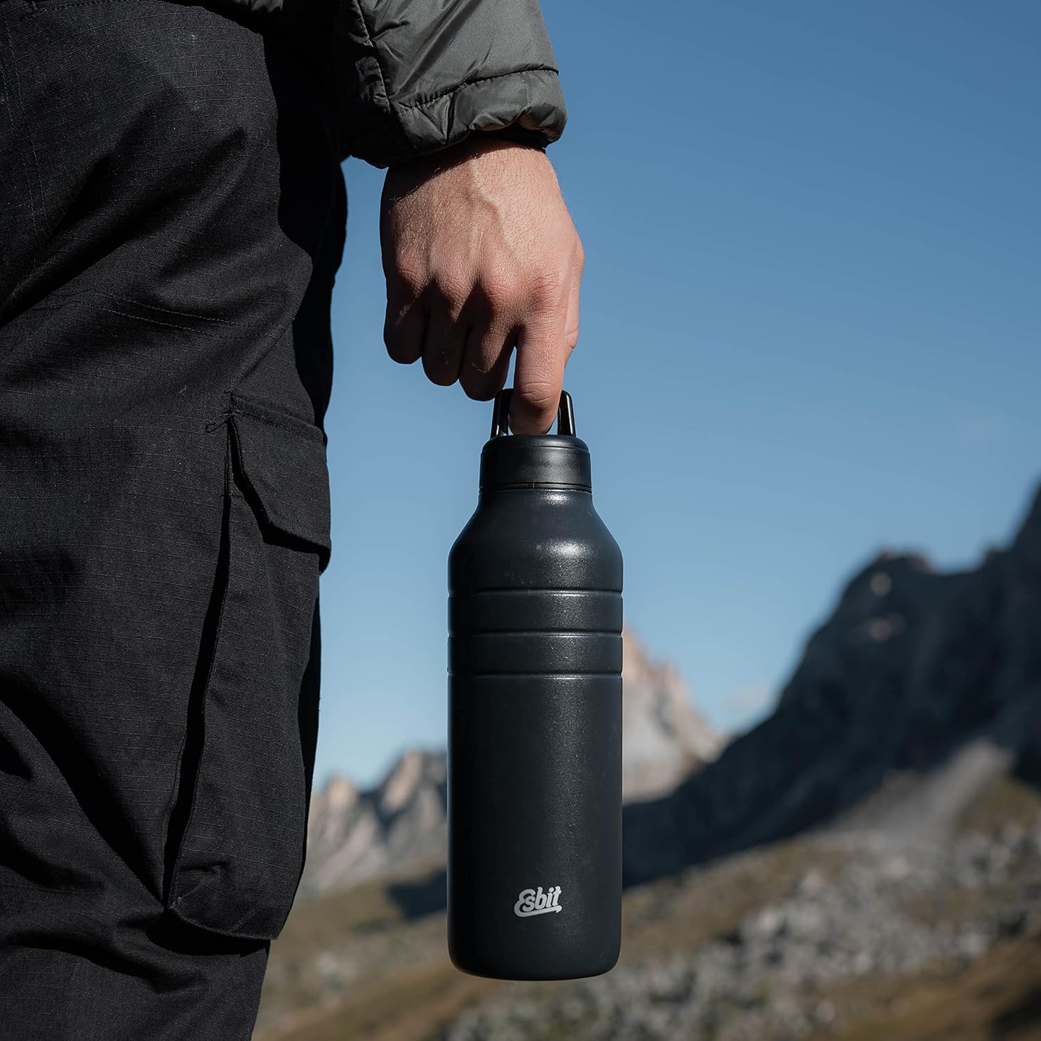 Esbit MAJORIS Edelstahl Trinkflasche Schwarz 1000 ml bei Pause im Gebirge