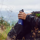 Esbit PICTOR Sportflasche Blau bei Pause in den Bergen