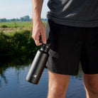 Esbit PICTOR Sportflasche Schwarz bei Pause am Fluss