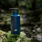 Esbit PICTOR Edelstahl Trinkflasche Blau in der Natur