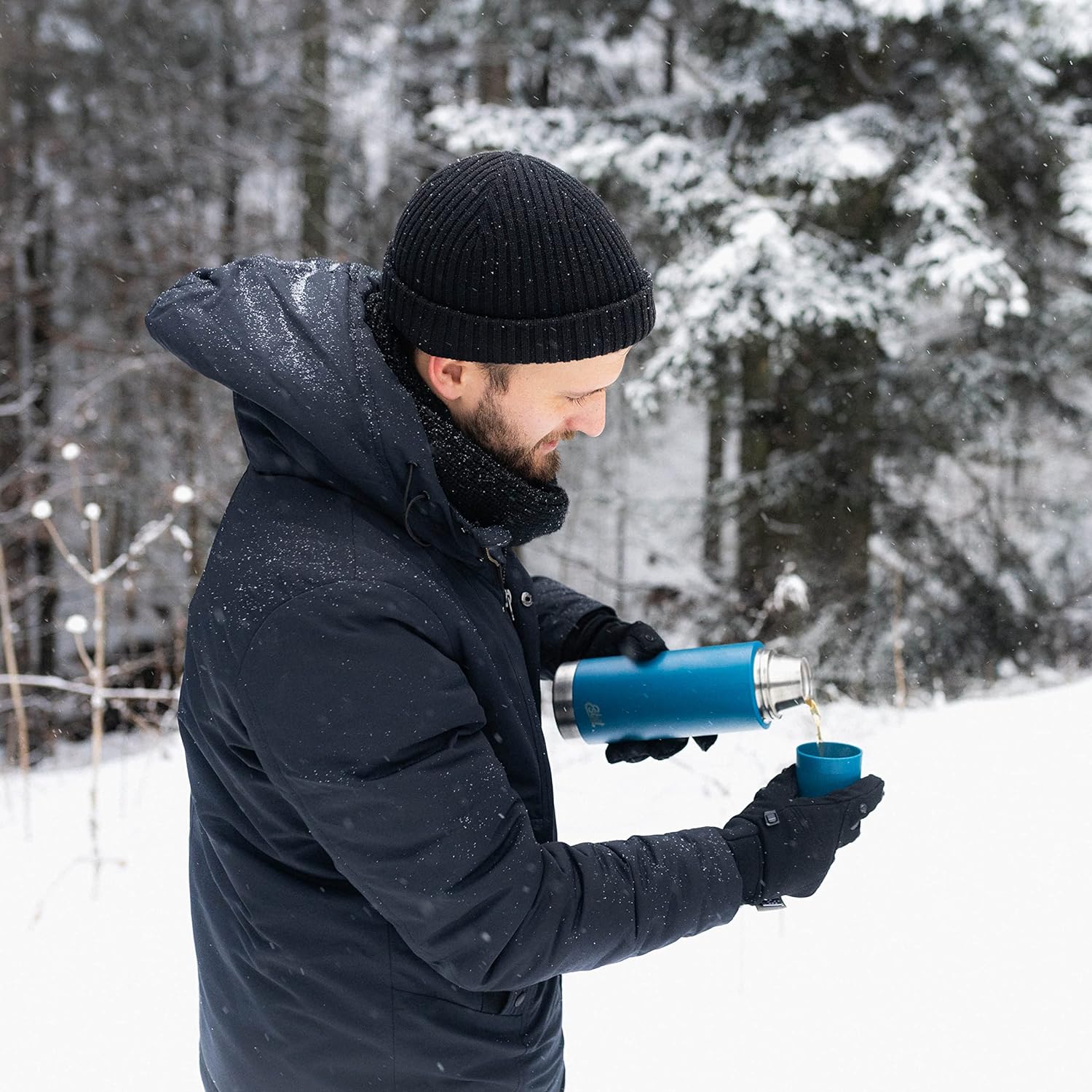 Esbit SCULPTOR Isolierflasche Blau bei Pause im Schnee