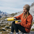 Esbit SCULPTOR Isolierflasche Gelb beim Wandern in den Bergen