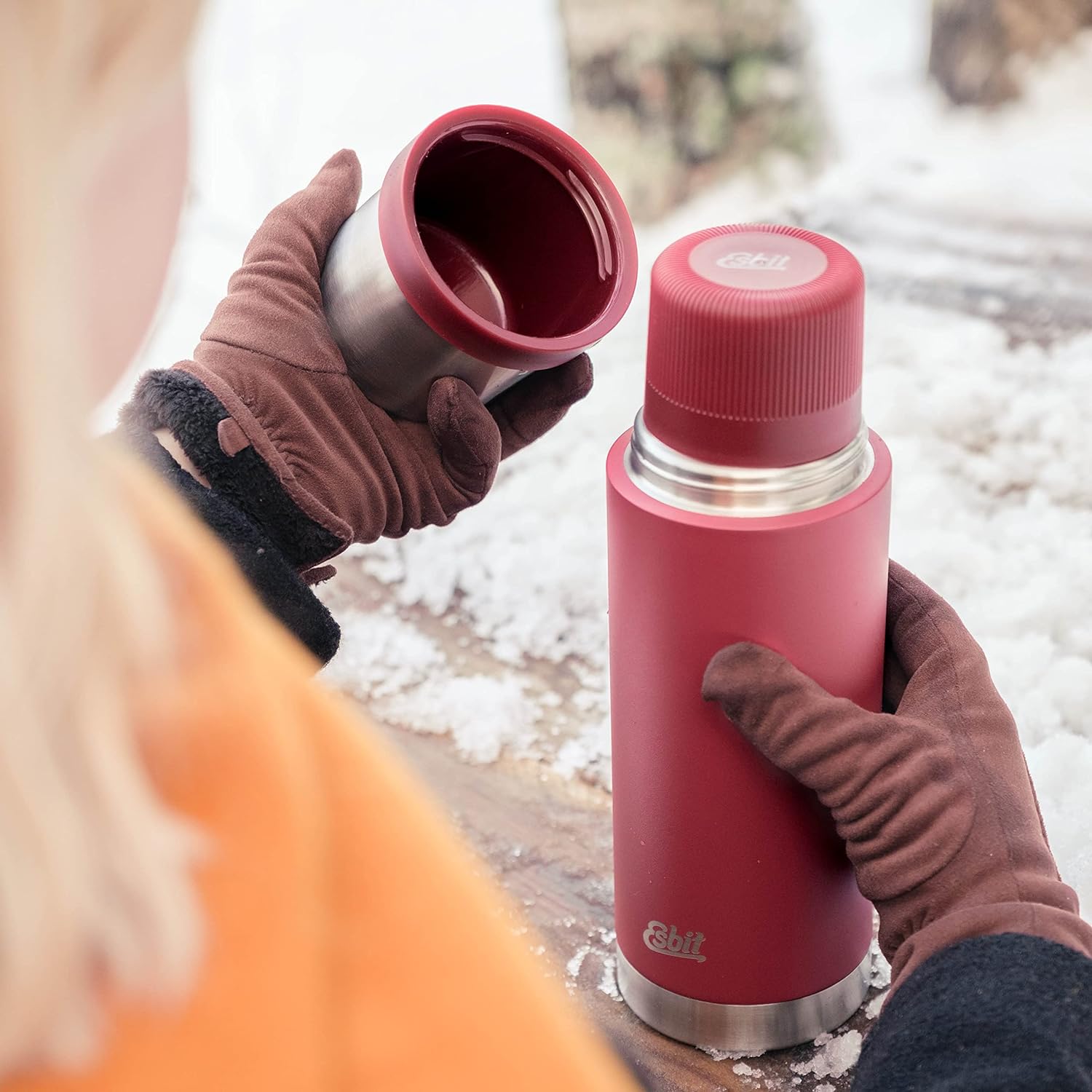 Esbit SCULPTOR Isolierflasche Rot beim Picknick im Winter