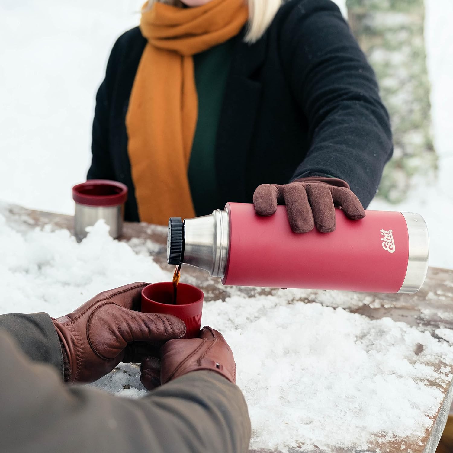 Esbit SCULPTOR Isolierflasche Rot beim Picknick mit zwei Bechern
