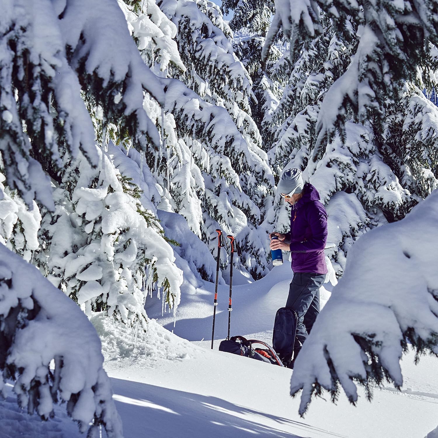 Esbit SCULPTOR Thermo Trinkflasche Blau bei Pause beim Ski