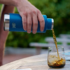 Esbit SCULPTOR Thermo Trinkflasche Blau bei Pause im Sommer