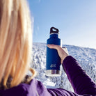 Esbit SCULPTOR Thermo Trinkflasche Blau bei Pause im Winter