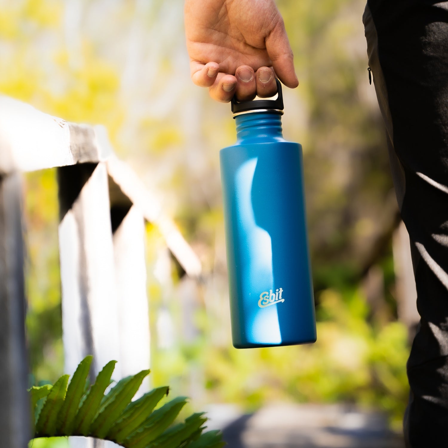 Esbit SCULPTOR Edelstahl Trinkflasche aus Edelstahl beim Wandern in der Natur